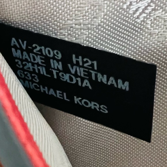 Michael Kors Jet Set Charm Small Chain ID Card Case - Picture 15 of 16